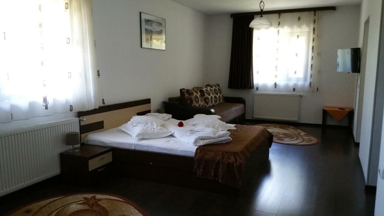 Rosenville Rîşnov Buitenkant foto